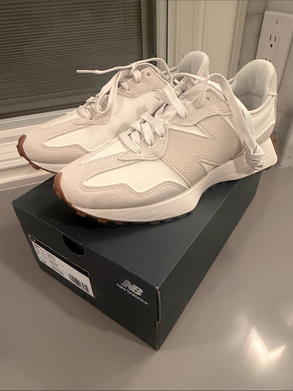 NIB New Balance Classic Women’s 327’s Lifestyle White and Tan Sneakers Size 9.5